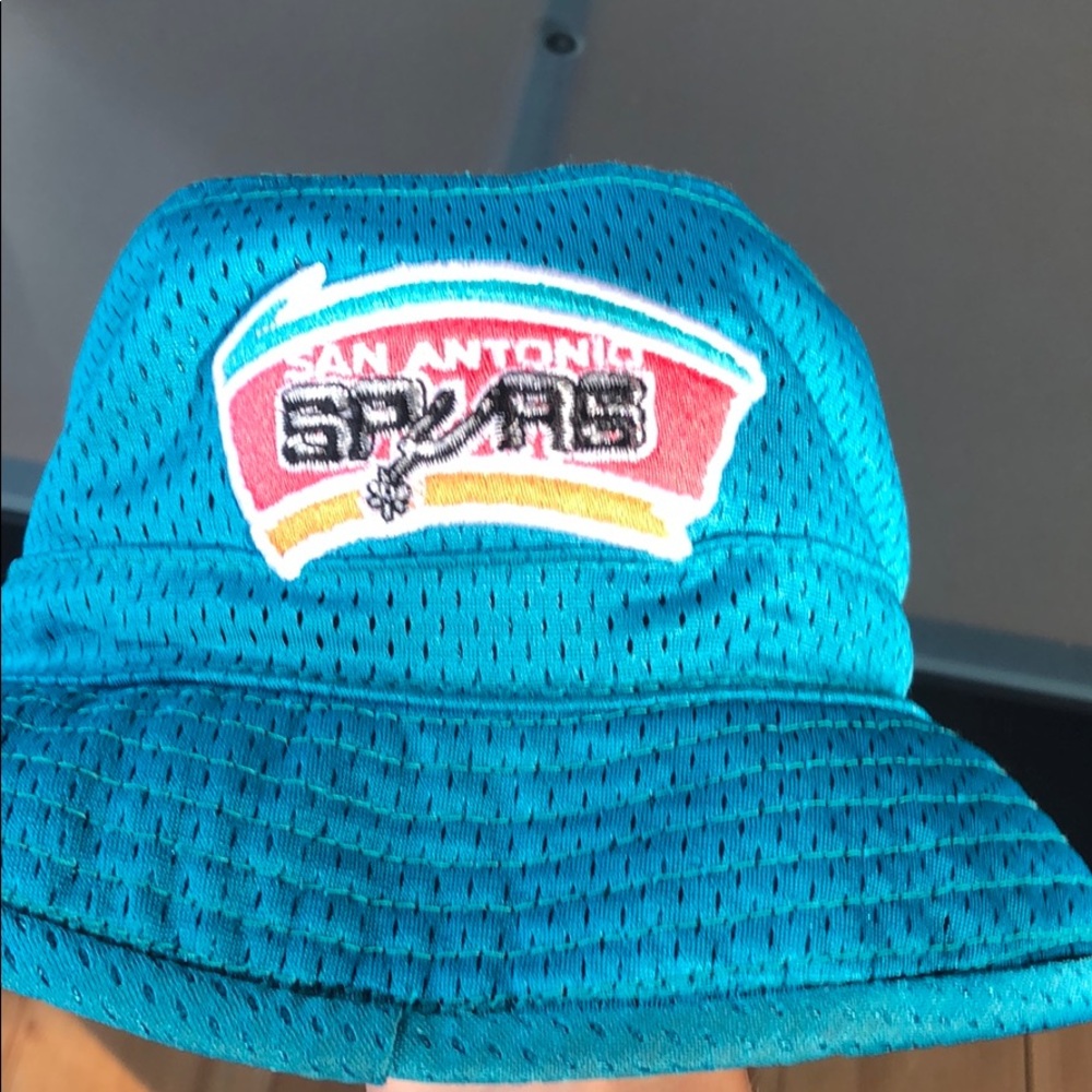 Reversible Mitchell & Ness Spurs bucket hat - Picture 3 of 6